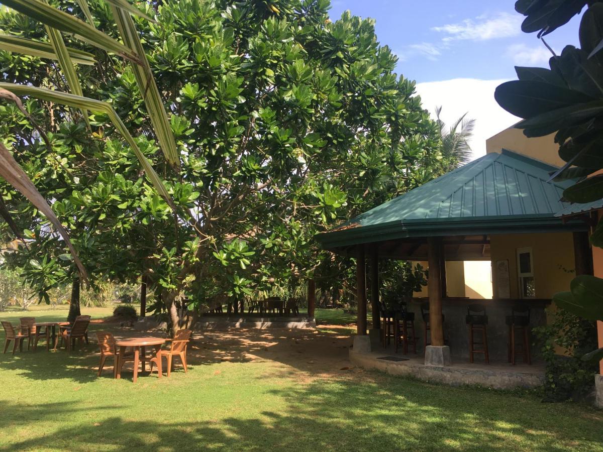 Raja Beach Hotel Balapitiya Ngoại thất bức ảnh