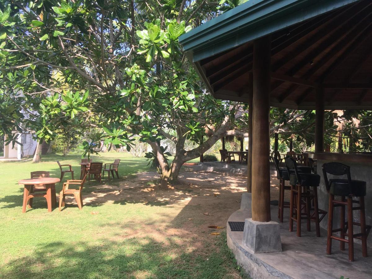 Raja Beach Hotel Balapitiya Ngoại thất bức ảnh