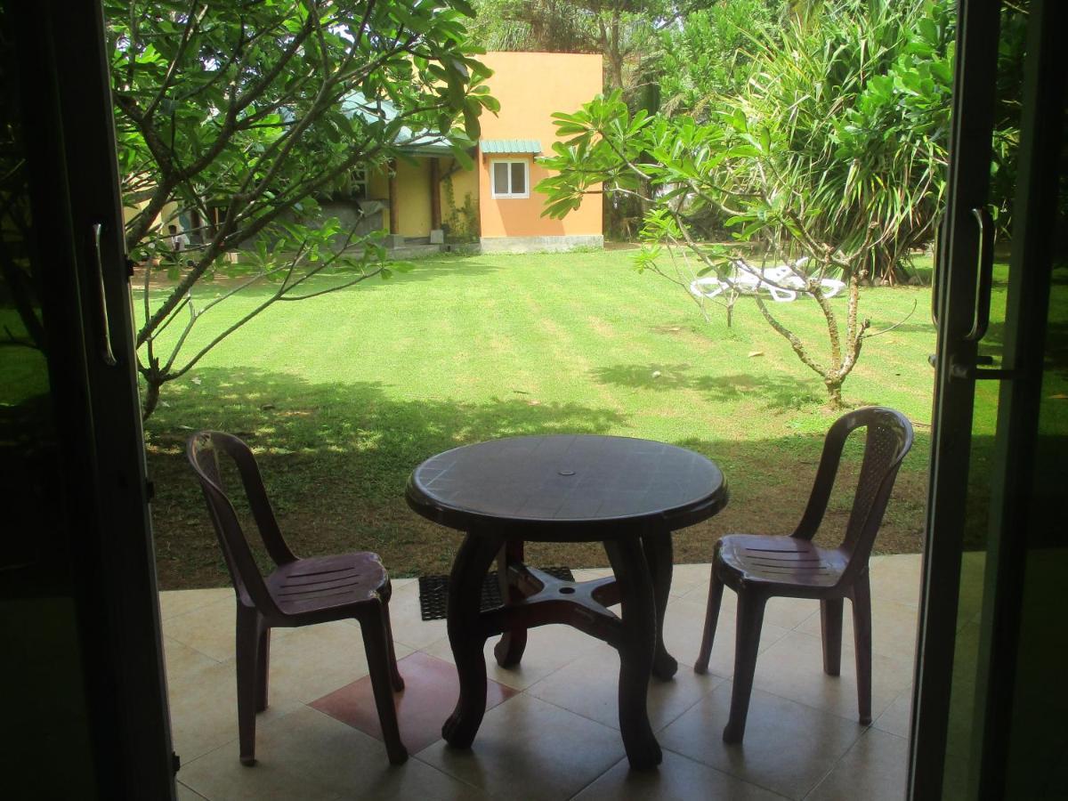 Raja Beach Hotel Balapitiya Ngoại thất bức ảnh