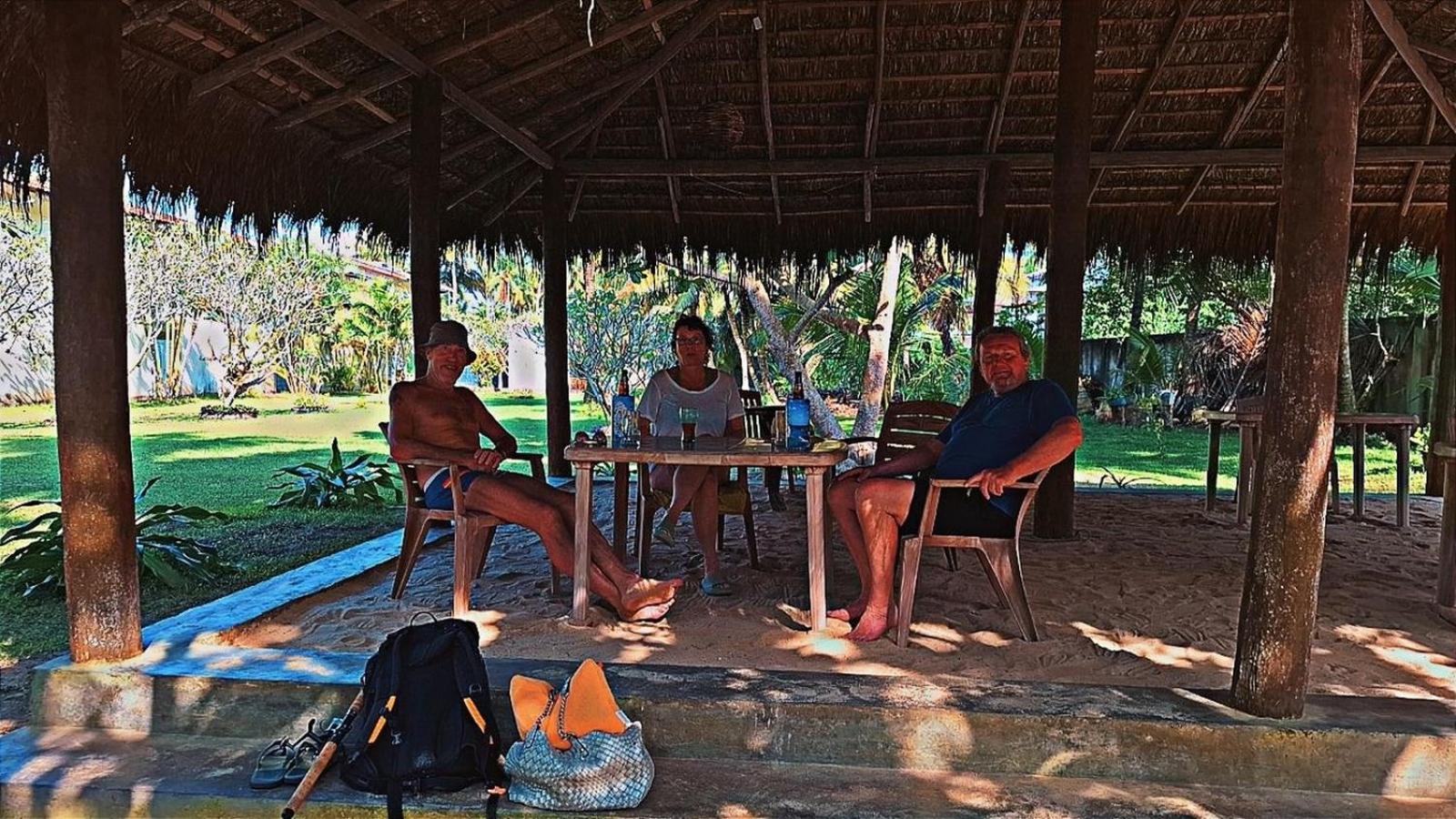 Raja Beach Hotel Balapitiya Ngoại thất bức ảnh