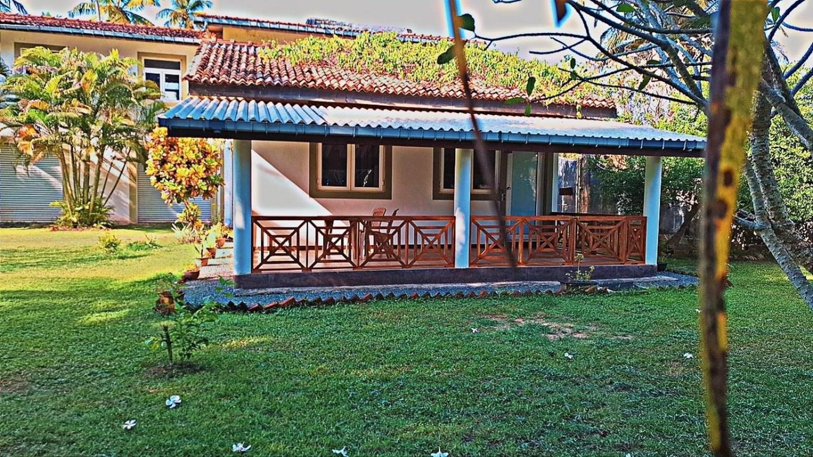 Raja Beach Hotel Balapitiya Ngoại thất bức ảnh