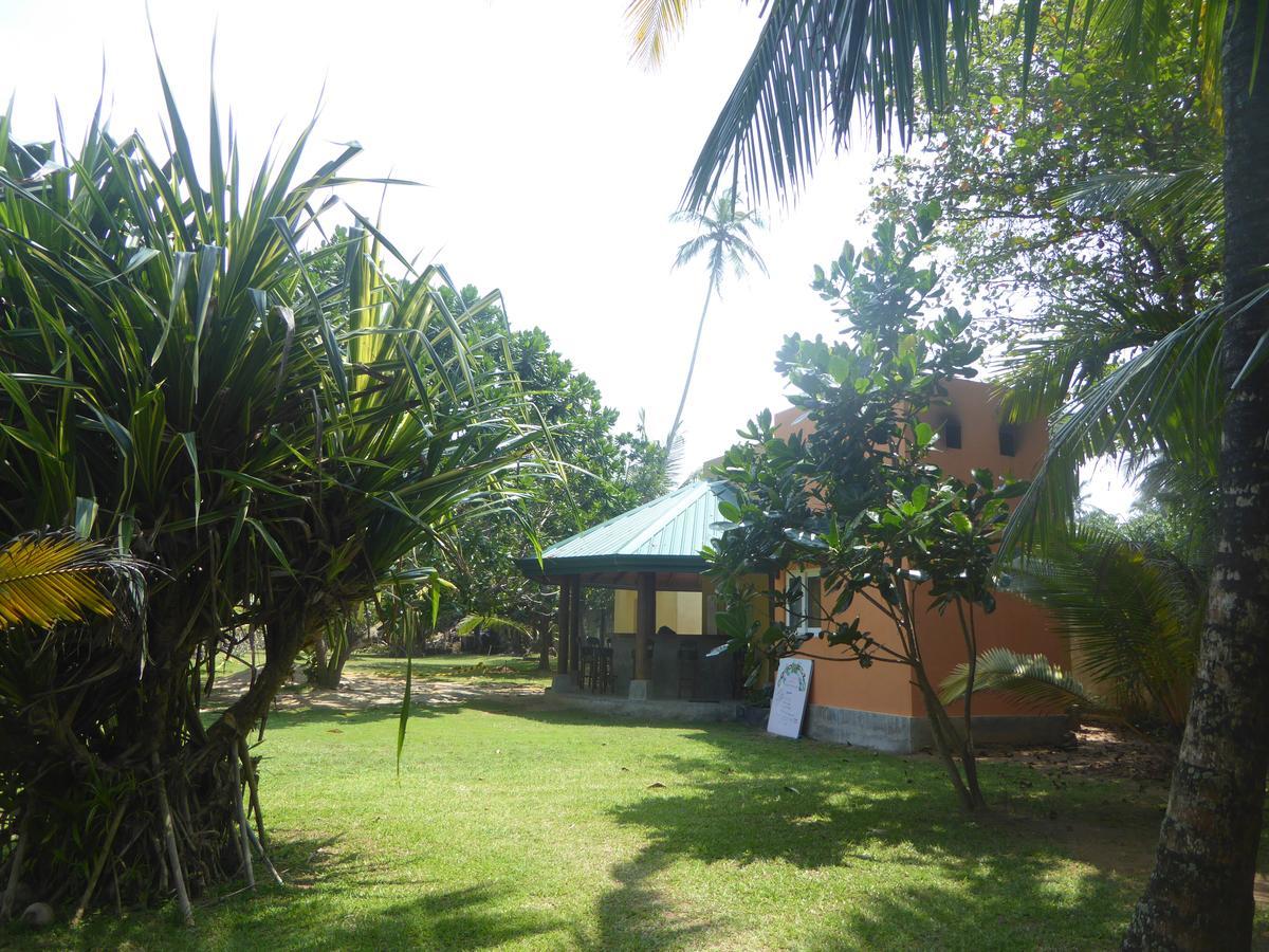 Raja Beach Hotel Balapitiya Ngoại thất bức ảnh