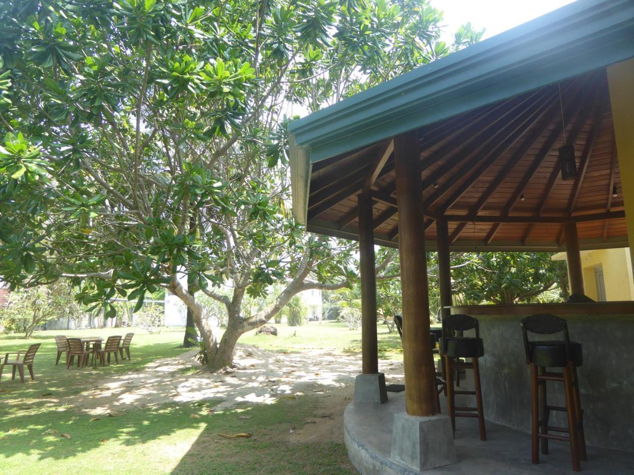 Raja Beach Hotel Balapitiya Ngoại thất bức ảnh