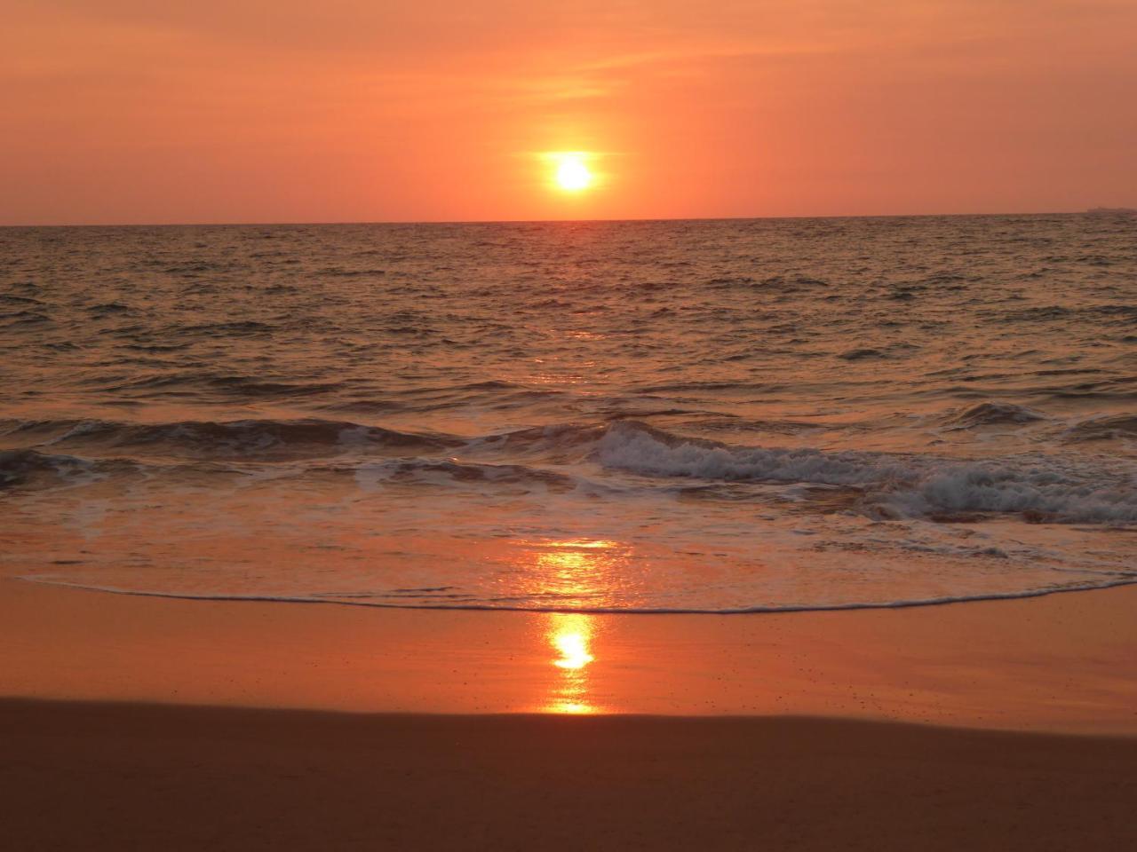 Raja Beach Hotel Balapitiya Ngoại thất bức ảnh