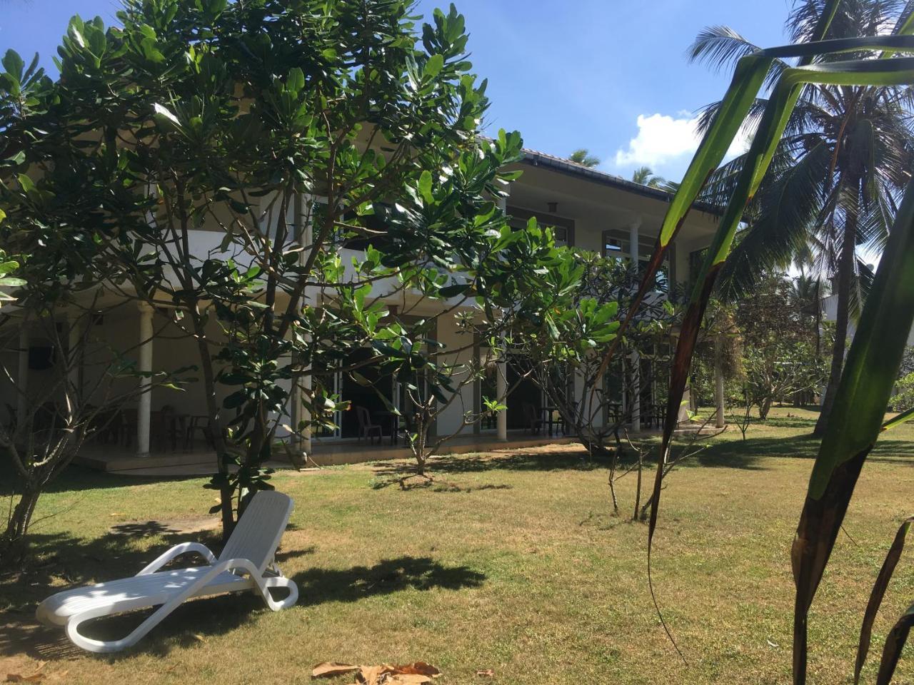 Raja Beach Hotel Balapitiya Ngoại thất bức ảnh