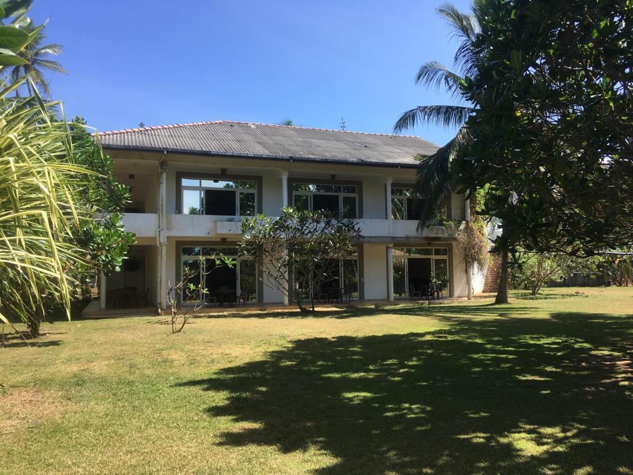 Raja Beach Hotel Balapitiya Ngoại thất bức ảnh