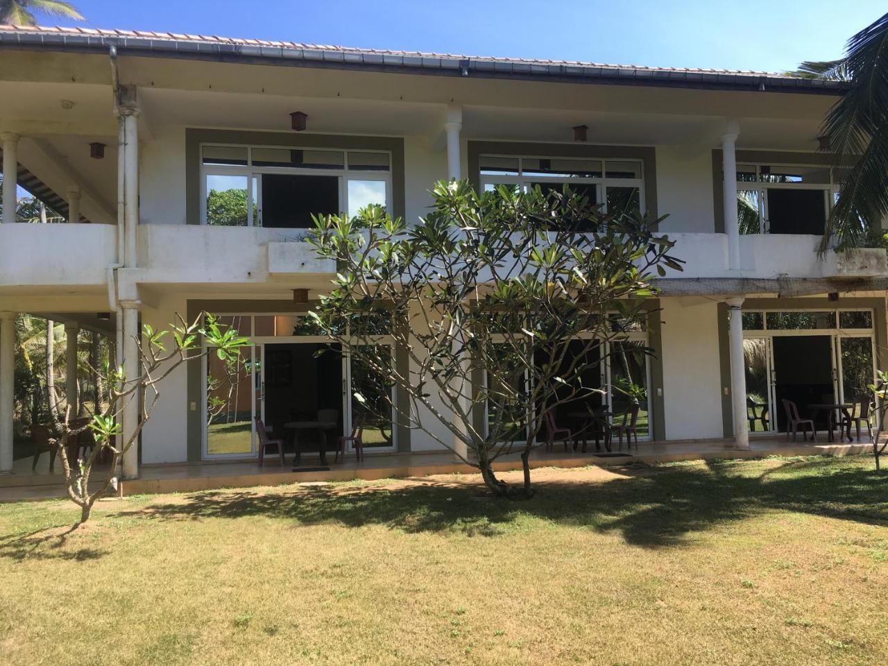 Raja Beach Hotel Balapitiya Ngoại thất bức ảnh