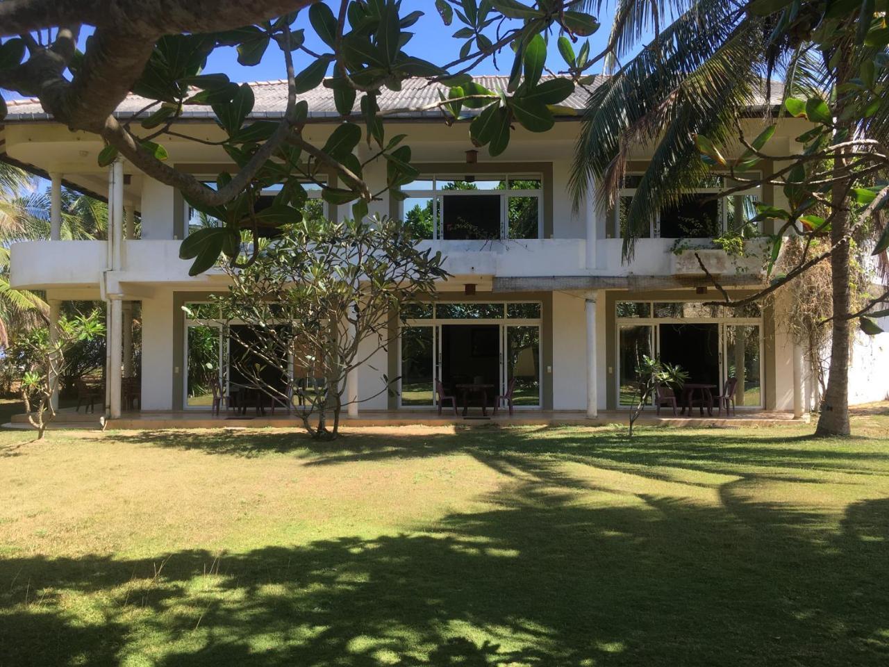 Raja Beach Hotel Balapitiya Ngoại thất bức ảnh