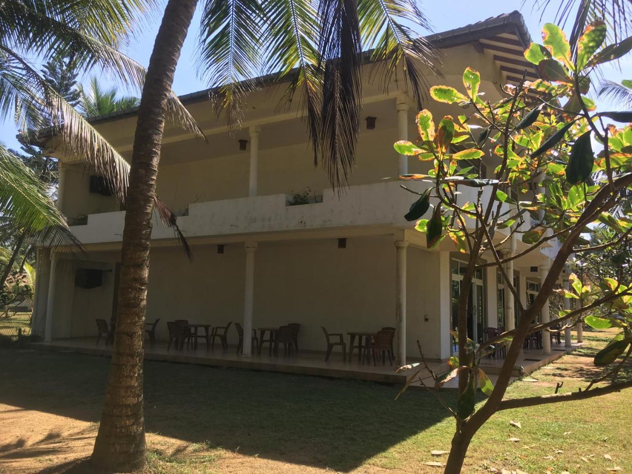 Raja Beach Hotel Balapitiya Ngoại thất bức ảnh