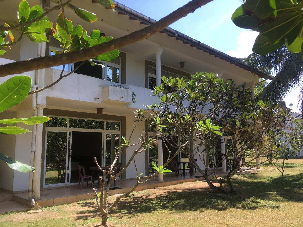 Raja Beach Hotel Balapitiya Ngoại thất bức ảnh