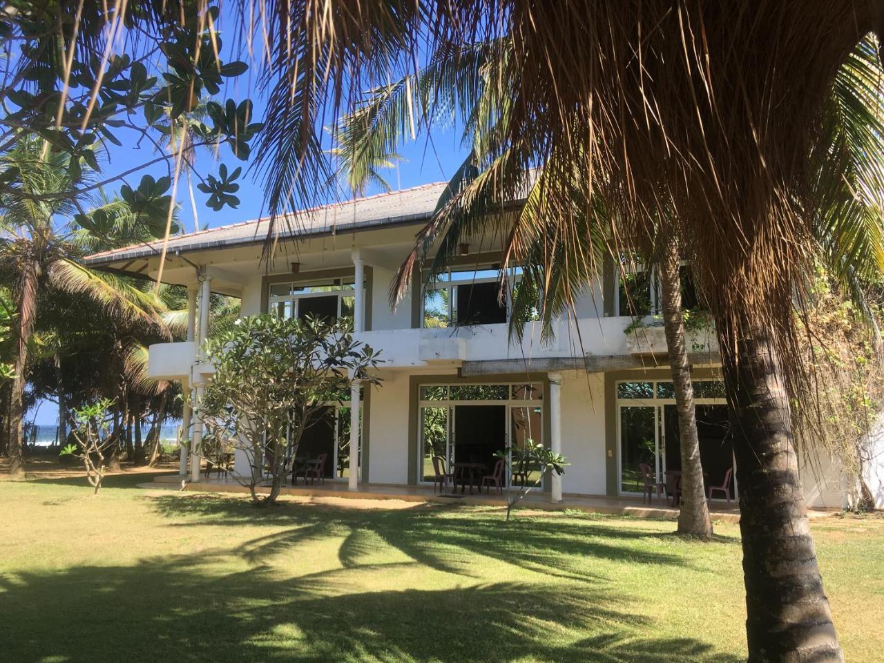 Raja Beach Hotel Balapitiya Ngoại thất bức ảnh