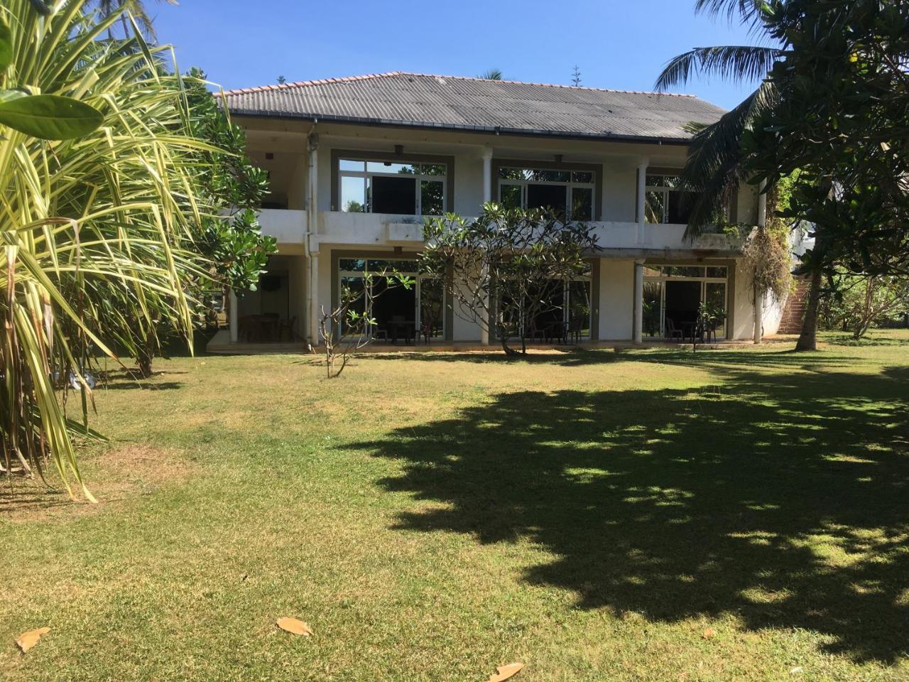 Raja Beach Hotel Balapitiya Ngoại thất bức ảnh