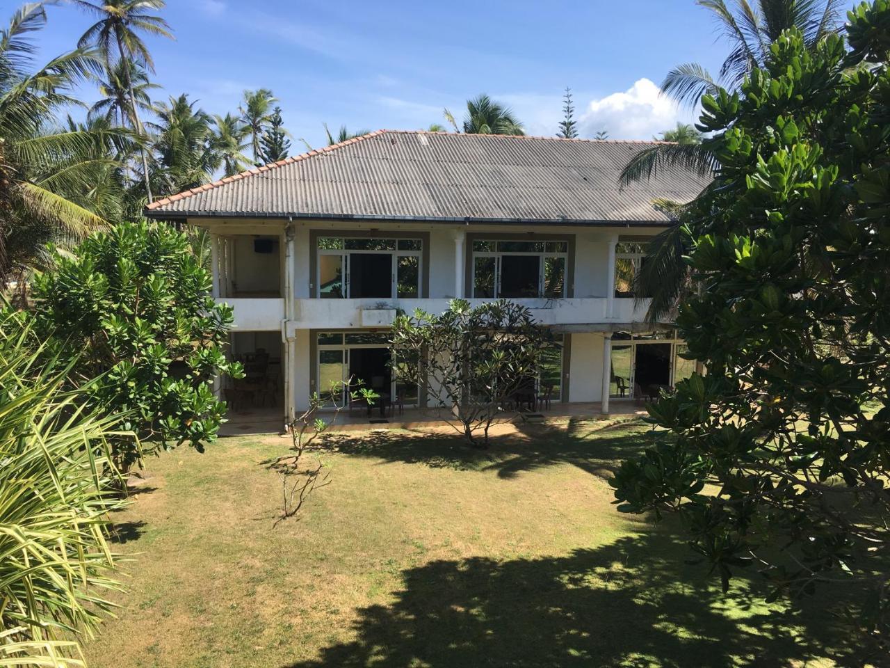 Raja Beach Hotel Balapitiya Ngoại thất bức ảnh