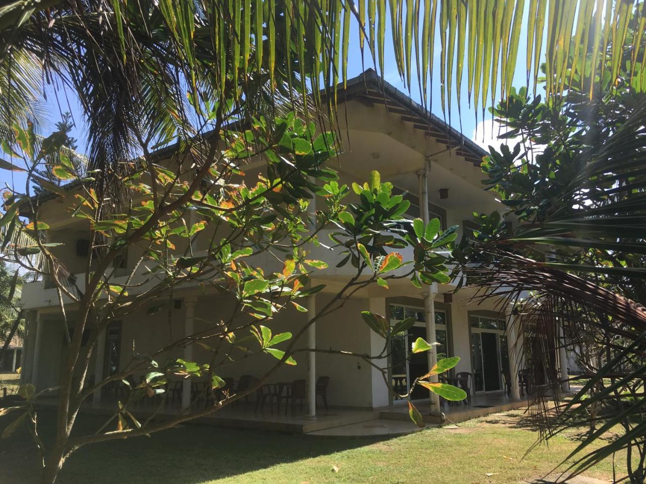 Raja Beach Hotel Balapitiya Ngoại thất bức ảnh