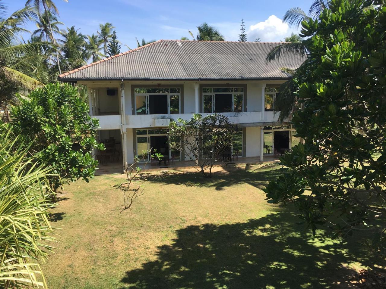 Raja Beach Hotel Balapitiya Ngoại thất bức ảnh