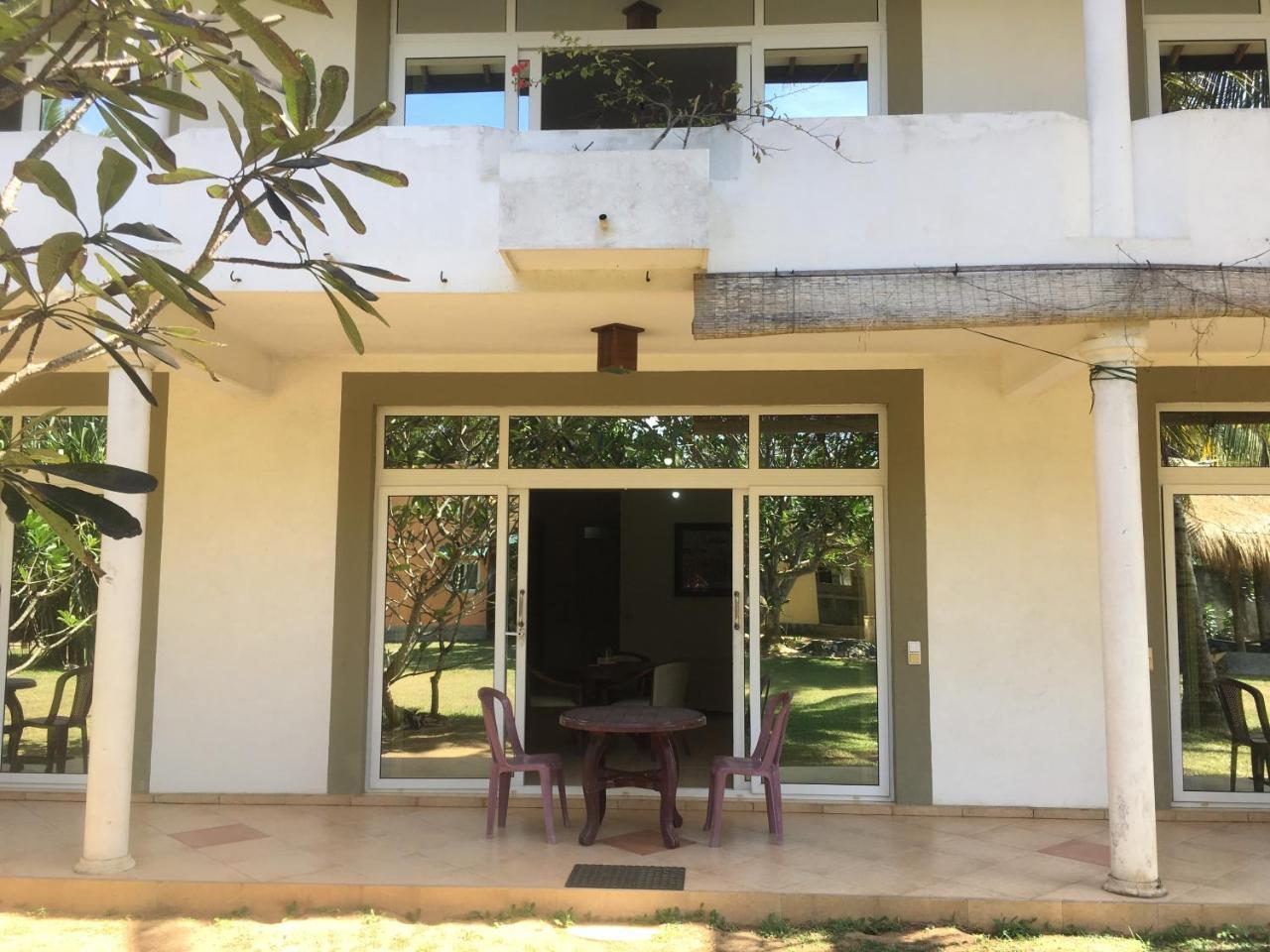 Raja Beach Hotel Balapitiya Ngoại thất bức ảnh