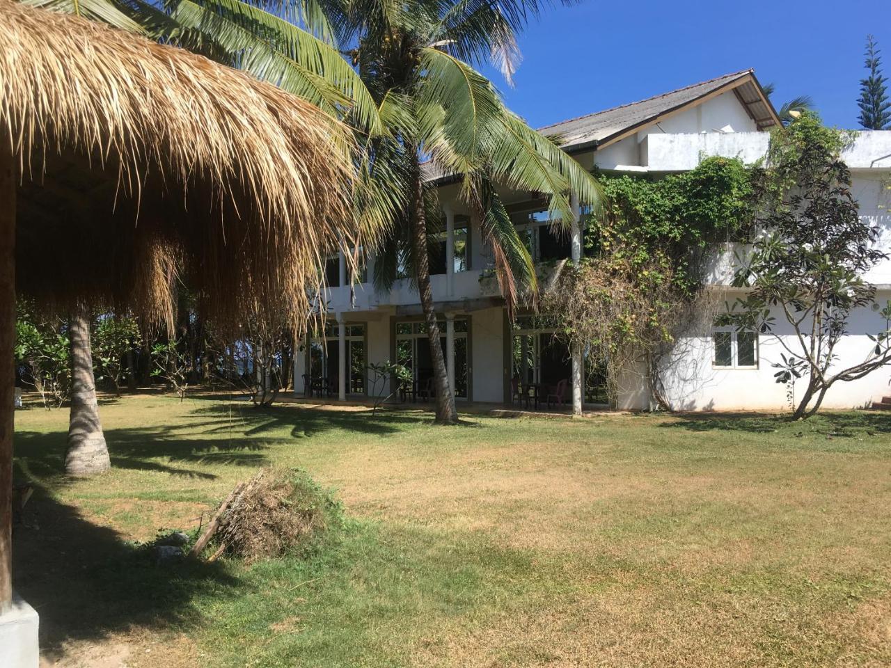 Raja Beach Hotel Balapitiya Ngoại thất bức ảnh