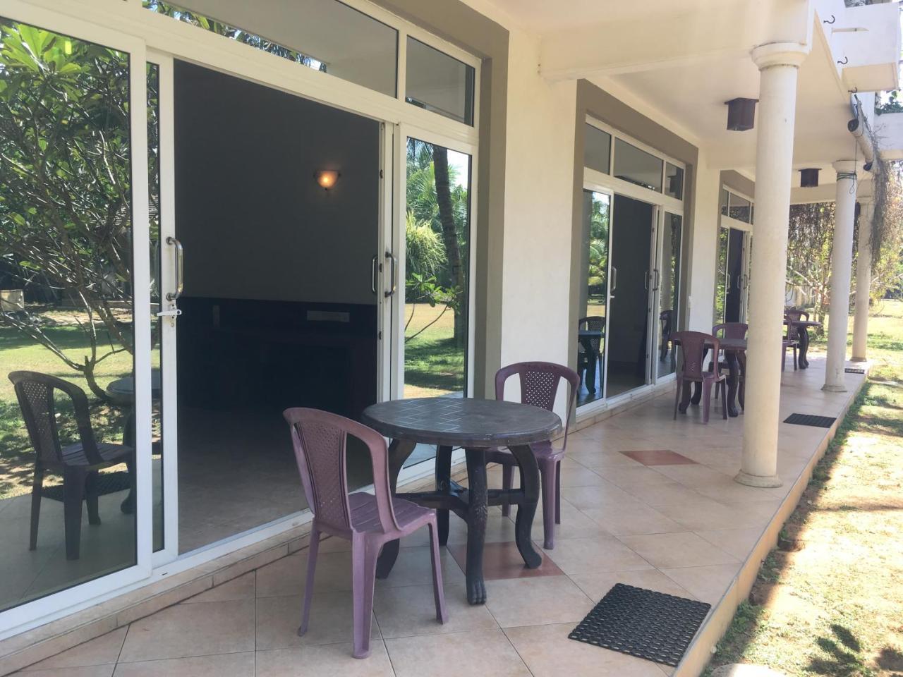 Raja Beach Hotel Balapitiya Ngoại thất bức ảnh