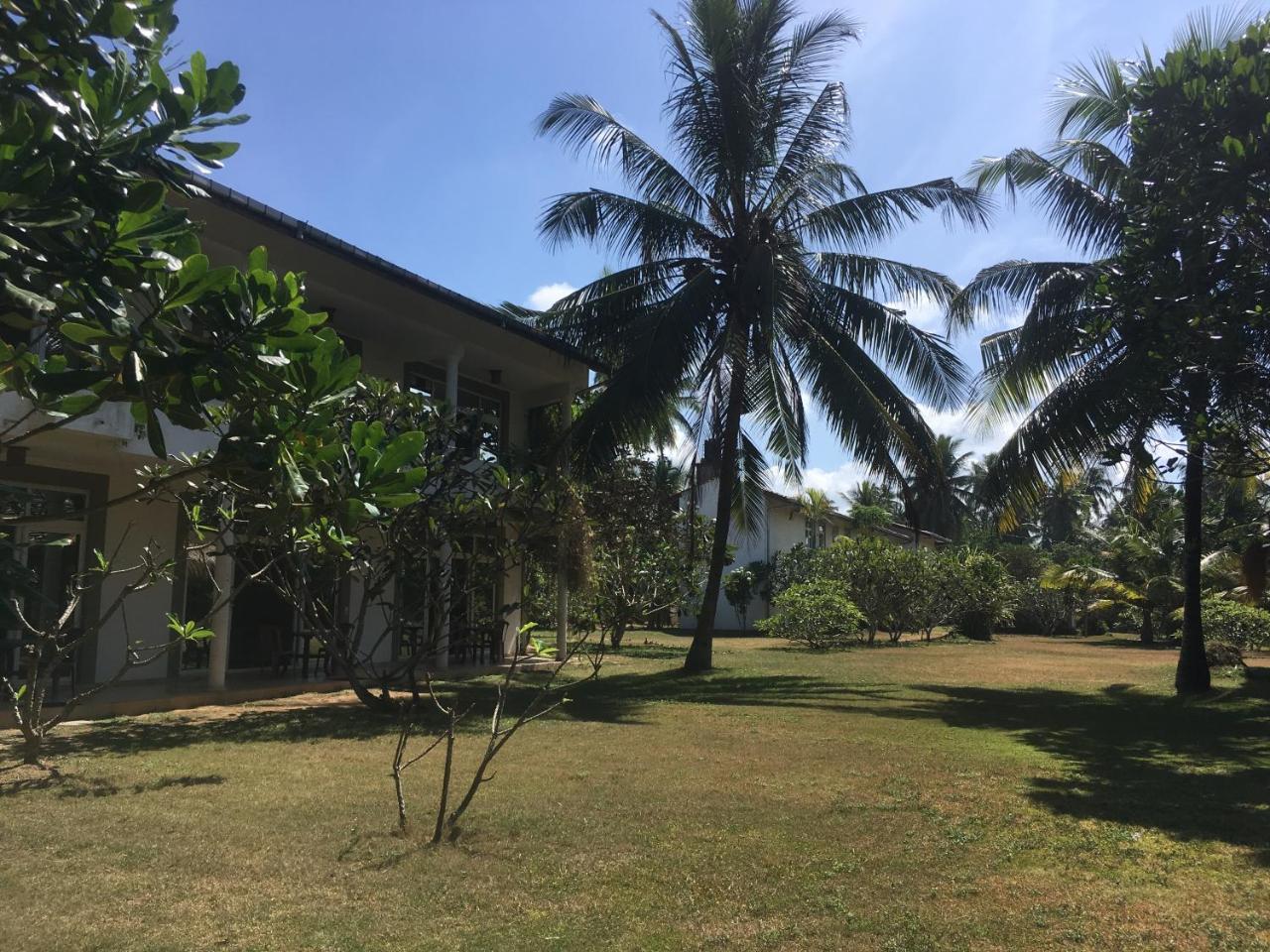 Raja Beach Hotel Balapitiya Ngoại thất bức ảnh