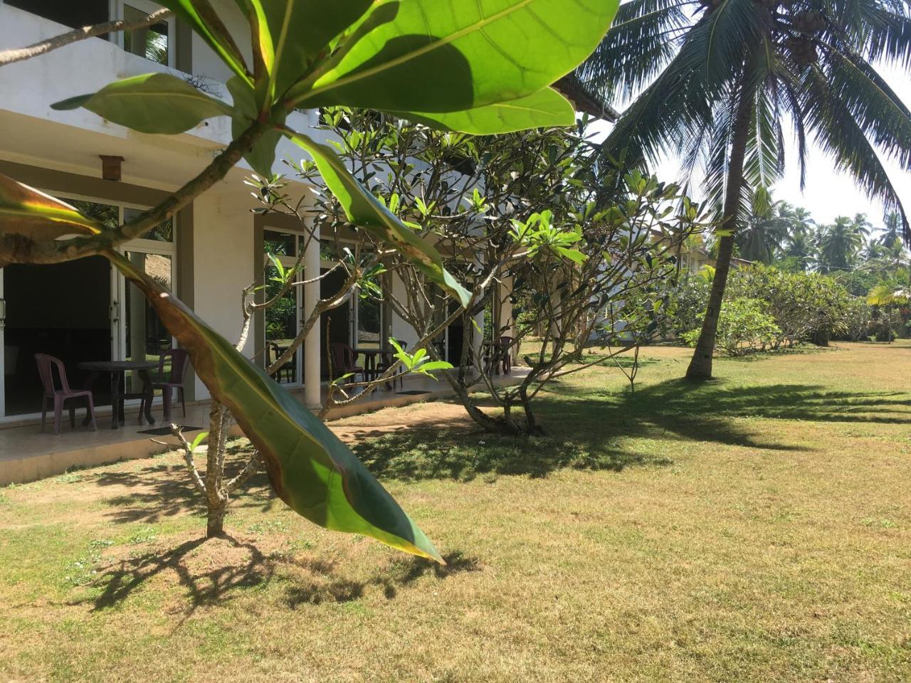 Raja Beach Hotel Balapitiya Ngoại thất bức ảnh