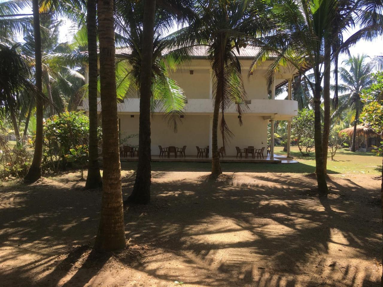 Raja Beach Hotel Balapitiya Ngoại thất bức ảnh