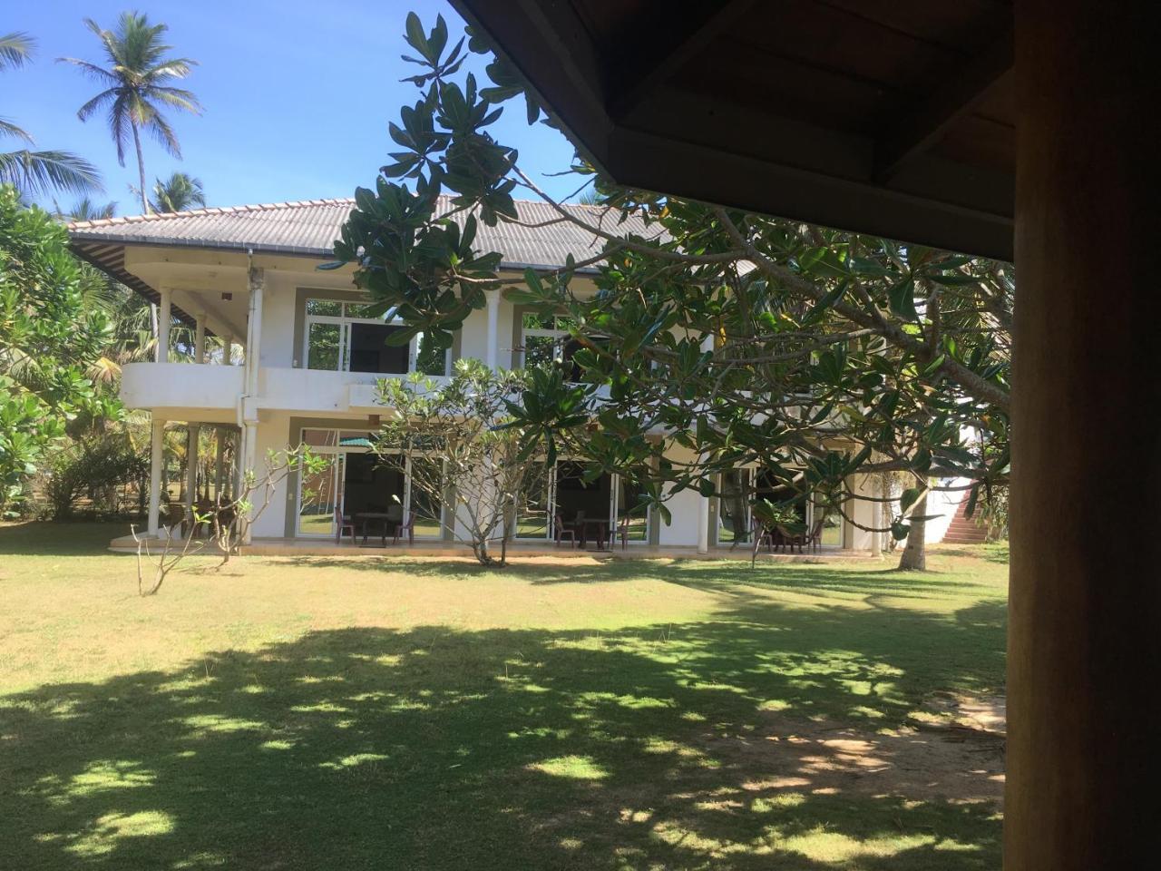 Raja Beach Hotel Balapitiya Ngoại thất bức ảnh