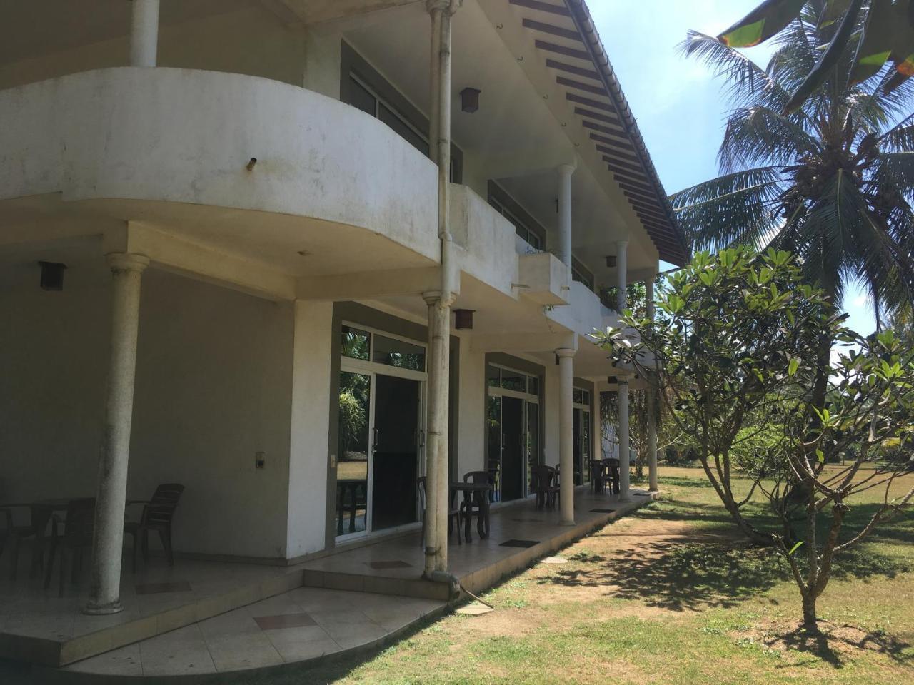 Raja Beach Hotel Balapitiya Ngoại thất bức ảnh