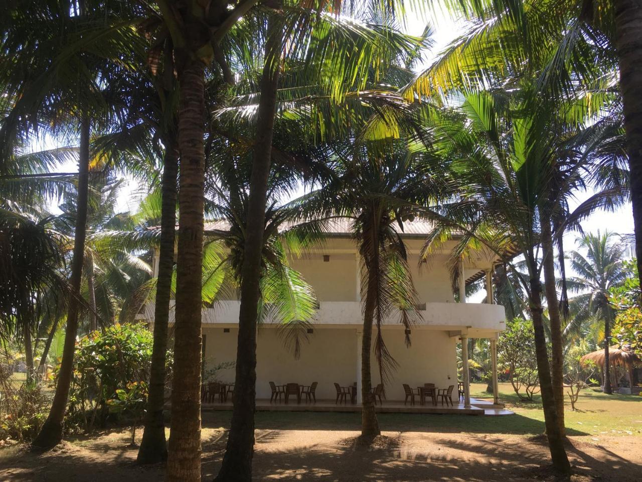 Raja Beach Hotel Balapitiya Ngoại thất bức ảnh